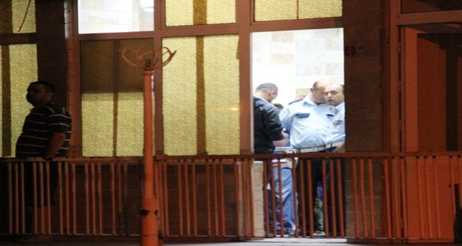 POLİS EKİPLERİ KANATLI HAYVANLARI KORUMA DERNEĞİ'NDE HOROZ DÖVÜŞÜ YAPILDIĞI SIRADA BULUNAN 20 KİŞİYE İDARİ PARA CEZASI UYGULADI. (VEDAT KILIÇ/ZONGULDAK-İHA)