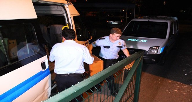 POLİSİN YAPTIĞI BASKINDA ELE GEÇİRİLEN DÖVÜŞ HOROZLARI KARTON KUTULAR İÇERİSİNDE KARAKOLUN BAHÇESİNE GETİRİLDİ. (VEDAT KILIÇ/ZONGULDAK-İHA)