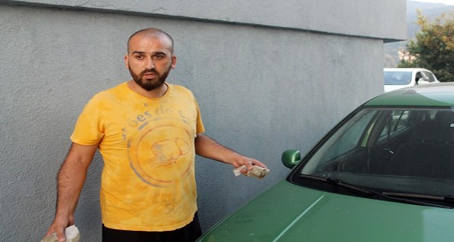 PATLAMANIN ETKİSİYLE FIRLAYAN TAŞ PARÇALARI OTOPARKTAKİ OTOMOBİLLERE GELDİ. (MURAT KÜÇÜK - SERTAÇ ÖZDEMİR/ZONGULDAK-İHA)