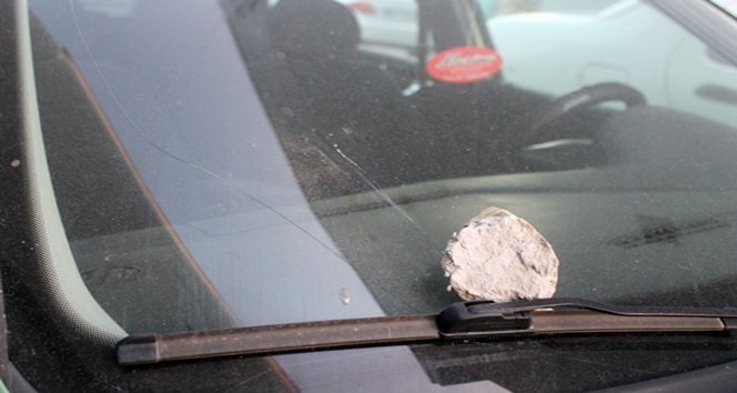 PATLAMA SONRASI BİR ARACIN DA CAMINDA ÇATLAK OLUŞTU. (MURAT KÜÇÜK - SERTAÇ ÖZDEMİR/ZONGULDAK-İHA)