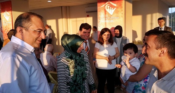 KATILIMCILARLA TEK TEK İLGİLENEN KABAN, SORUNLARINI DİNLEDİ. (UFUK DURAK/ZONGULDAK-İHA)