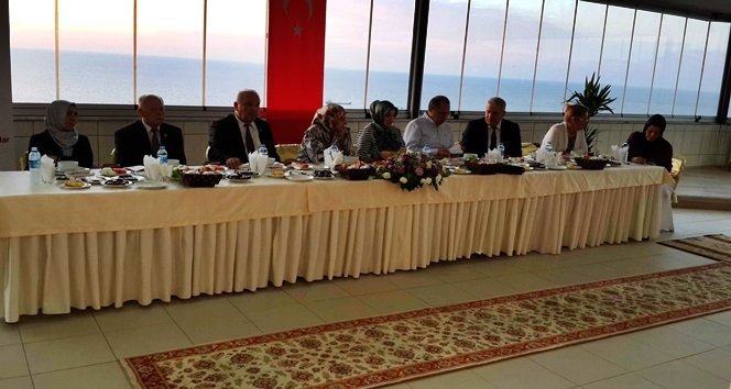 ZONGULDAK VALİSİ ALİ KABAN, ŞEHİT AİLELERİ, GAZİLER VE AİLELERİ, KİMSESİZ ÇOCUKLAR, HUZUREVİ SAKİNLERİ VE KORUYUCU AİLELERLE BİR ARAYA GELDİ. (UFUK DURAK/ZONGULDAK-İHA)