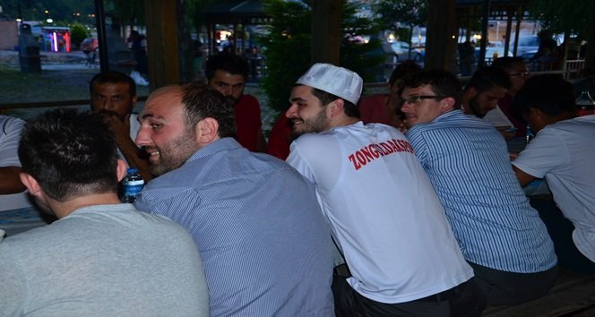 SPOR TOTO 3. LİG’DE MÜCADELE EDEN ZONGULDAK KÖMÜRSPOR’UN TARAFTAR GRUPLARI, İFTAR SOFRASINDA TAKIMLARININ SÜPER LİG'E ÇIKMASI VE KULLANILAMAZ RAPORU VERİLEN KARAELMAS KEMAL KÖKSAL STADI’NIN YENİLENMESİ İÇİN DUA ETTİ. (ONUR ALTINDAĞ/ZONGULDAK-İHA)