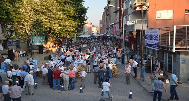 ALAPLI BELEDİYESİ TARAFINDAN KADİR GECESİNDE DÜZENLENEN PROGRAMDA 2 BİN KİŞİYE SOKAKTA İFTAR AÇTI. (ERTUĞRUL YÜKSEL/ZONGULDAK-İHA)