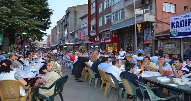 ALAPLI BELEDİYESİ TARAFINDAN KADİR GECESİNDE DÜZENLENEN PROGRAMDA 2 BİN KİŞİYE SOKAKTA İFTAR AÇTI. (ERTUĞRUL YÜKSEL/ZONGULDAK-İHA)