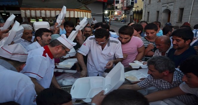 ALAPLI BELEDİYESİ TARAFINDAN KADİR GECESİNDE DÜZENLENEN PROGRAMDA 2 BİN KİŞİYE SOKAKTA İFTAR AÇTI. (ERTUĞRUL YÜKSEL/ZONGULDAK-İHA)