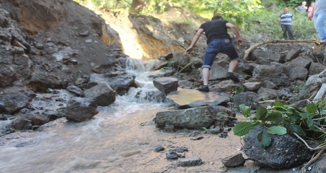 TAŞERON İŞÇİSİ TAŞ DİZEREK ŞELALEYE DÖNEN SOKAĞA MÜDAHALE ETMEYE ÇALIŞTI. (MURAT KÜÇÜK - UFUK DURAK/ZONGULDAK-İHA)