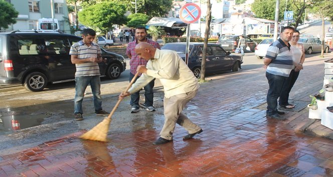 SUYUN KESİLMESİYLE ESNAF DÜKKANININ ÖNÜNÜ SÜPÜRDÜ. (MURAT KÜÇÜK - UFUK DURAK/ZONGULDAK-İHA)
