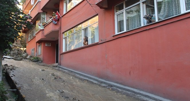 IRMAĞA DÖNEN SOKAKTAKİ EVLERDE YAŞAYAN VATANDAŞLAR ŞAŞKINLIKLA OLAN BİTENİ İZLEDİ. (MURAT KÜÇÜK - UFUK DURAK/ZONGULDAK-İHA)