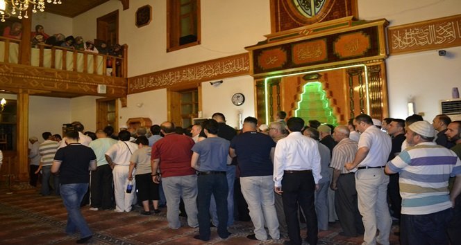 SAKALI ŞERİF İÇİN SIRADAKİ İNSANLAR (ERTUĞRUL YÜKSEL/ZONGULDAK-İHA)