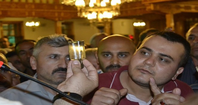 ALAPLI CAMİ İÇİNDE SAKALI ŞERİFE VATANDAŞLAR TARAFINDAN DİKKATLE BAKARLARKEN (ERTUĞRUL YÜKSEL/ZONGULDAK-İHA)