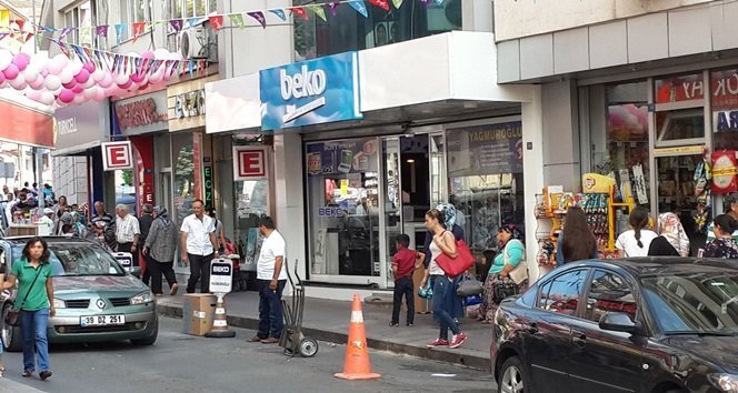 İcra Memurlarına Sopayla Direnen Esnafı Polis İkna Etti