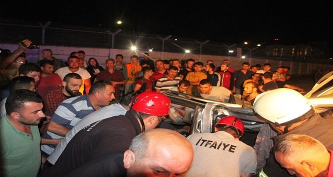 BABASINI ALMAYA GİDERKEN KAZA YAPAN ARAÇTA SIKIŞAN YARALILARI KURTARMAK İÇİN İTFAİYE UZUN SÜRE ÇABA GÖSTERDİ. (VEDAT KILIÇ/ZONGULDAK-İHA)