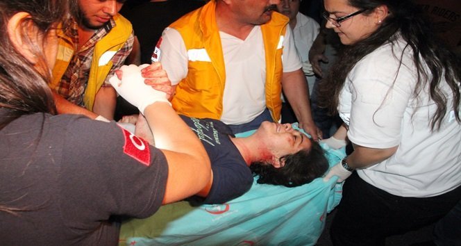 KAZADA YARALANAN SÜRÜCÜ MERVE ÖZER, İTFAİYE VE SAĞLIK EKİPLERİNDEN KENDİSİNİ BIRAKIP KARDEŞİNİ KURTARMALARINI İSTEDİ. (VEDAT KILIÇ/ZONGULDAK-İHA)