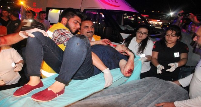 KAZA YAPAN ARACIN SÜRÜCÜSÜ MERVE ÖZER, SEDYE İLE AMBULANSA GÖTÜRÜLDÜĞÜ SIRADA ARAÇTA SIKIŞAN KARDEŞİNİN KURTARILMASINI İSTEDİ. (VEDAT KILIÇ/ZONGULDAK-İHA)