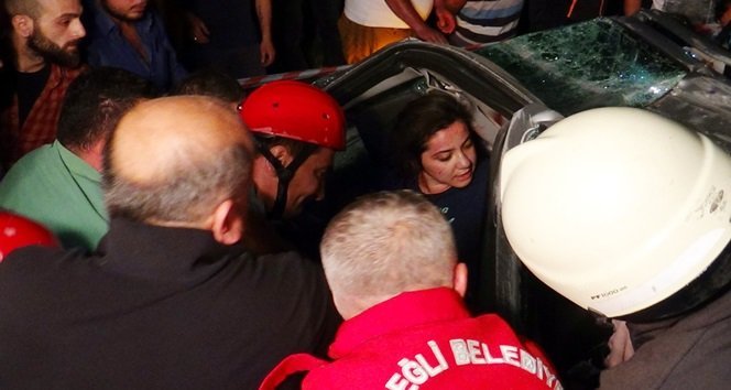 KARDEŞİNİN ÖLDÜĞÜNDEN HABERİ OLMAYAN MERVE ÖZER İTFAİYE EKİPLERİNDEN KENDİSİNİ BIRAKIP ÖNCE KARDEŞİNİ KURTARMALARINI İSTEDİ. (VEDAT KILIÇ/ZONGULDAK-İHA)