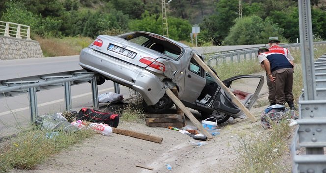 KARABÜK ESKİPAZAR KARAYOLU D755 KARAYOLUNDA MEYDANA GELEN KAZADA 6 KİŞİ YARANLADI. (YASİN ERDEM/KARABÜK-İHA)