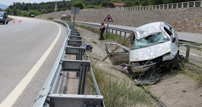 YOLDAN ÇIKARAK BARİYER DEMİRLERİ ARASINDA TAKLA ATAN OTOMOBİLDE BULUNAN GENÇ KADININ KOLU KOPTU. (YASİN ERDEM/KARABÜK-İHA)