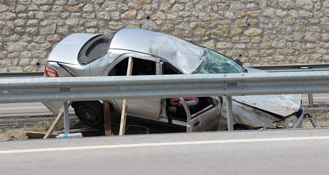 KAZA SONRASI YOLDAN GEÇEN SÜRÜCÜLER YARDIMA KOŞARAK BULDUKLARI KALASLARA OTOMOBİLİ DESTEKLEYEREK YARALILARI ÇIKARDI. (YASİN ERDEM/KARABÜK-İHA)