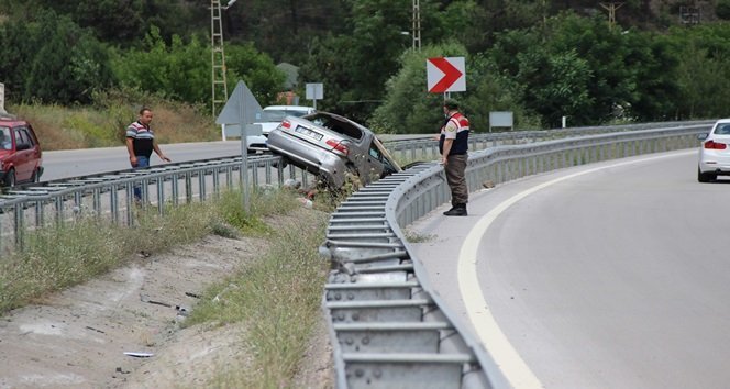 YOLDAN ÇIKARAK ORTA REFÜJDE BARİYELER ARASINDA TAKLA ATAN OTOMOBİL 50 METRE SÜRÜKLENDİ. (YASİN ERDEM/KARABÜK-İHA)