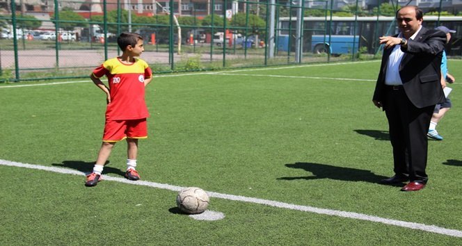 GÜLÜÇ BELEDİYESPOR YAZ FUTBOL OKULUNUN AÇILIŞINI BELEDİYE BAŞKANI GÖKHAN DEMİRTAŞ YAPTI. (VEDAT KILIÇ/ZONGULDAK-İHA)