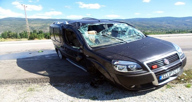 KASTAMONU'NUN TOSYA İLÇESİNDE MEYDANA GELEN TRAFİK KAZASINDA 4 KİŞİLİK AİLE ÖLÜMDEN DÖNDÜ. (SEDAT AĞACIKOĞLU/KASTAMONU-İHA)