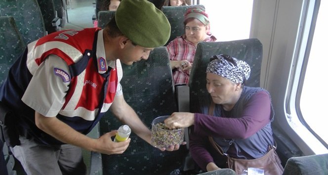 ZONGULDAK’IN ÇAYCUMA İLÇESİ FİLYOS BELDESİNDE JANDARMA EKİPLERİ, RAMAZAN BAYRAMI DOLAYISIYLA YOLCU TRENLERİNDE KİMLİK KONTROLÜ YAPTI. VATANDAŞLARIN BAYRAMINI DA KUTLAYAN EKİPLER, BAYRAM ŞEKERİ İKRAM ETTİ. (UFUK DURAK/ZONGULDAK-İHA)