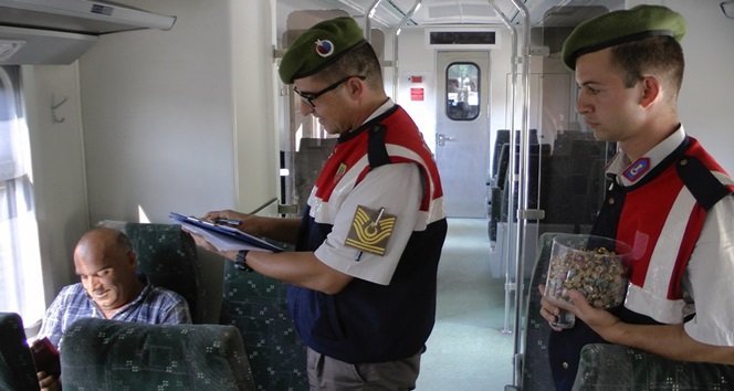 ZONGULDAK’IN ÇAYCUMA İLÇESİ FİLYOS BELDESİNDE JANDARMA EKİPLERİ, RAMAZAN BAYRAMI DOLAYISIYLA YOLCU TRENLERİNDE KİMLİK KONTROLÜ YAPTI. VATANDAŞLARIN BAYRAMINI DA KUTLAYAN EKİPLER, BAYRAM ŞEKERİ İKRAM ETTİ. (UFUK DURAK/ZONGULDAK-İHA)