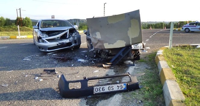 Çaycuma’da İki Araç Kafa Kafaya Çarpıştı: 2’si Çocuk 9 Yaralı