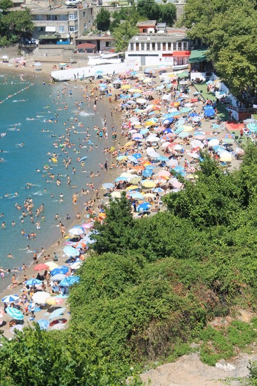 BAYRAM TATİLİNİ FIRSAT BİLEN VATANDAŞLAR DENİZİN TADINI ÇIKARDI. (MURAT KÜÇÜK - UFUK DURAK/ZONGULDAK-İHA)