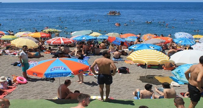 ŞEHİR DIŞINDA TATİLE ÇIKAMAYAN ZONGULDAKLILAR KAPUZ PLAJI'NDA DOYASIYA EĞLENDİ. (MURAT KÜÇÜK - UFUK DURAK/ZONGULDAK-İHA)