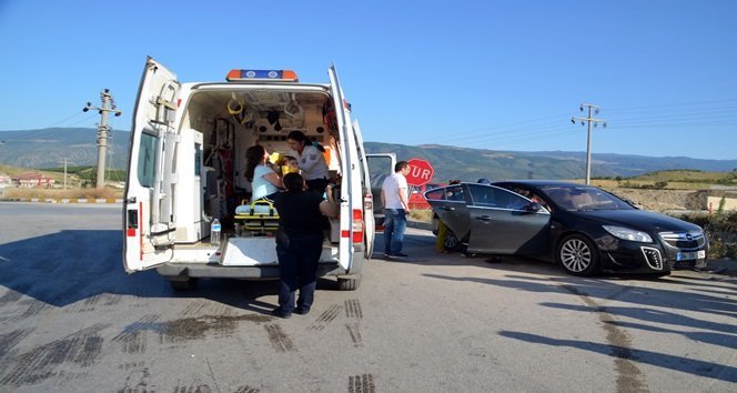 KASTAMONU'NUN TOSYA İLÇESİ ÇORUM KAVŞAĞINDA MEYDANA GELEN TRAFİK KAZASINDA 3 KİŞİ YARALANDI.  OLAY YERİNE GELEN 112 EKİPLERİ YARALILARA MÜDAHALE ETTİ. (SEDAT AĞACIKOĞLU/KASTAMONU-İHA)