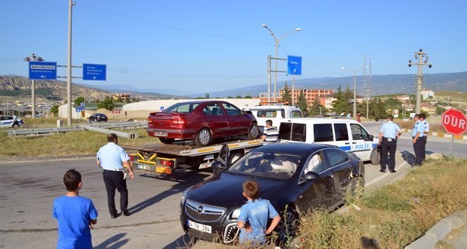 KASTAMONU'NUN TOSYA İLÇESİ ÇORUM KAVŞAĞINDA MEYDANA GELEN TRAFİK KAZASINDA 3 KİŞİ YARALANDI. (SEDAT AĞACIKOĞLU/KASTAMONU-İHA)