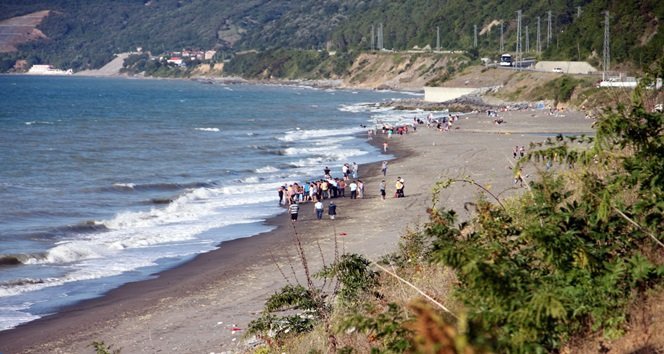 ZONGULDAK'IN ALAPLI İLÇESİNDE SERİNLEMEK İÇİN DENİZE GİREN 17 YAŞINDAKİ DURSUN EFE TUTUŞ, DALGALARA KAPILIP BOĞULDU. (ERTUĞRUL YÜKSEL/ZONGULDAK-İHA)