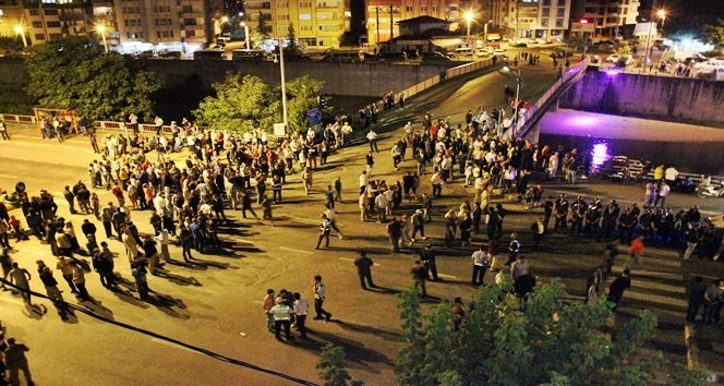 VATANDAŞLAR YOLU TRAFİĞE KAPATTI (REFİK FİDAN - SERTAÇ ÖZDEMİR/ZONGULDAK-İHA)