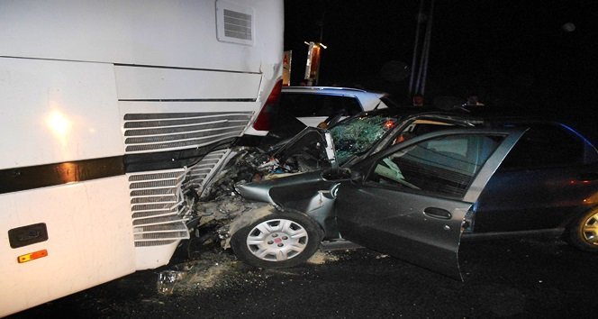 Otomobil İle Otobüs Çarpıştı: 3 Yaralı