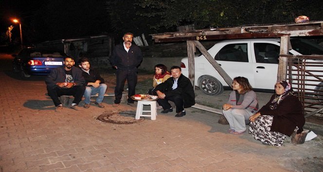 ZONGULDAK’IN DEVREK İLÇESİNDE HEYELAN SEBEBİYLE BAZI EVLER TAHLİYE EDİLİRKEN, BAZILARI İSE SABAHA KADAR SOKAKLARDA NÖBET TUTUYOR. VATANDAŞLAR ELLERİNDE FENER İLE GEZEREK KAYMA OLUP OLMADIĞINI KONTROL EDİYOR. (REFİK FİDAN - SERTAÇ ÖZDEMİR/ZONGULDAK-İHA)