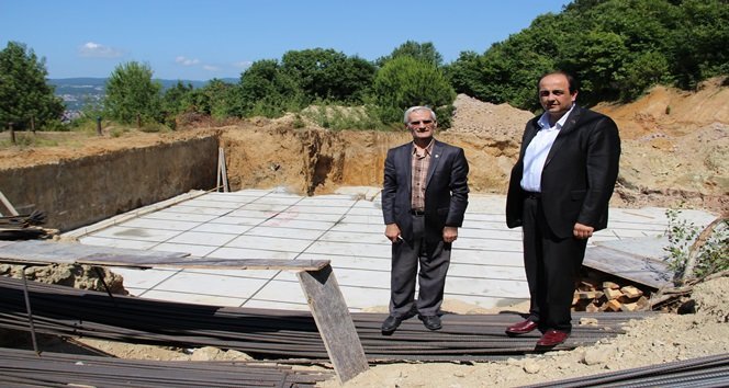 GÜLÜÇ BELEDİYE BAŞKANI GÖKHAN DEMİRTAŞ (SAĞDA) BEKYERİ MAHALLESİ MUHTARI İHSAN ASLAN (SOLDA) İLE BİRLİKTE YAPIMI DEVAM EDEN SU DEPOSU İNŞAATINDA İNCELEMELERDE BULUNDU. (VEDAT KILIÇ/ZONGULDAK-İHA)