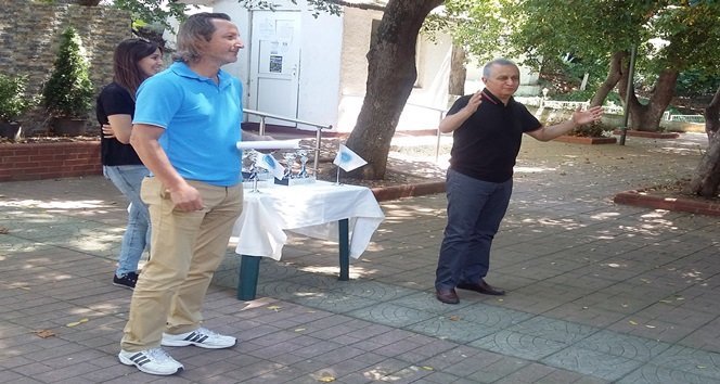 ZONGULDAK TENİS DENİZ SPOR KULÜBÜNÜN BAŞKANI ÇETİN ÖZÇEP (SAĞDAKİ), KUPA TÖRENİ ÖNCESİ YAPTIĞI KONUŞMASINDA, “65 YILLIK PARLAK BİR GEÇMİŞE SAHİP OLAN VE TÜM ÜLKEDE SAYGI DUYULAN ZONGULDAK TENİS DENİZ SPOR KULÜBÜMÜZ'DE ÖNEMLİ VE BAŞARILI BİR ŞAMPİYONAYI DAHA GERİDE BIRAKTIK" DEDİ. (UFUK DURAK/ZONGULDAK-İHA)