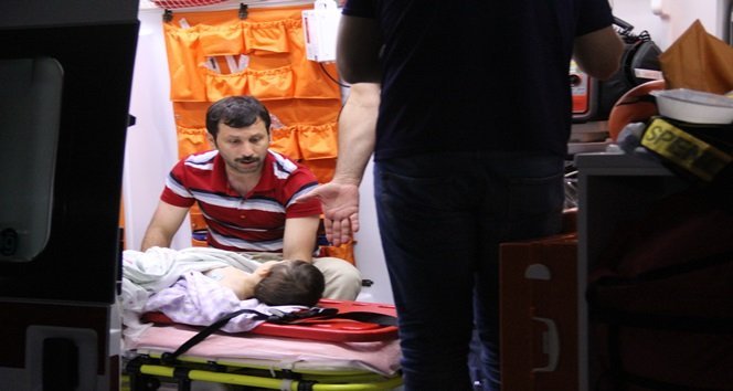 BABA ÇAĞLAR MENGEÇOĞLU, AMBULANSLA DÜZCE'YE SEVK EDİLEN KÜÇÜK OĞLUNUN BAŞINDAN AYRILMADI (AKİF YAMAN - SERKAN ARAT/BARTIN-İHA)