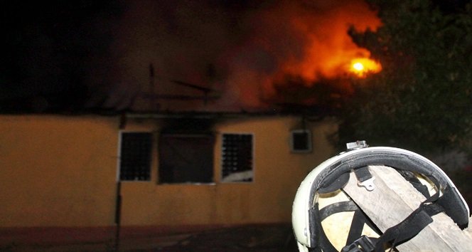 ELEKTRİK KONTAĞINDAN ÇIKAN YANGIN AİLEYİ EVSİZ KALDI