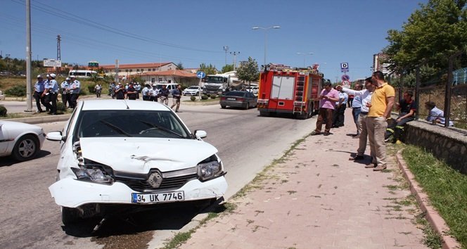 KASTAMONU’DA OTOMOBİL İLE TİCARİ TAKSİNİN ÇARPIŞMASI SONUCU MEYDANA GELEN TRAFİK KAZASINDA 3 KİŞİ YARALANDI. (VEDAT YUNUS İKİZOĞLU/KASTAMONU-İHA)