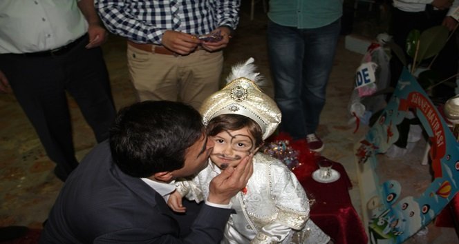 OVACIK BELEDİYE BAŞKANI MUSTAFA DURSUN, ERDEM ÇİFTİNİN SÜNNET DÜĞÜNÜNE KATILDI (İHA/KARABÜK-İHA)