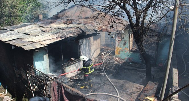 KDZ. EREĞLİ'DE ROMAN VATANDAŞLARIN YAŞADIĞI MAHALLEDE ÇIKAN YANGINDA BİR EV TAMAMEN YANARKEN, İKİ EVDE ZARAR GÖRDÜ. (VEDAT KILIÇ/ZONGULDAK-İHA)