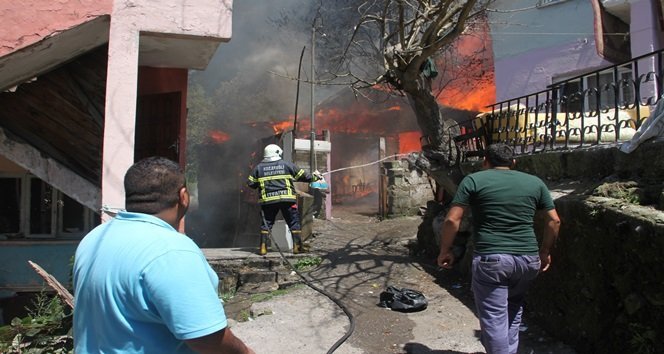 KDZ. EREĞLİ'DE ROMAN VATANDAŞLARIN YAŞADIĞI MAHALLEDE MUTFAK TÜPÜNÜN PATLAMASI SONUCU BİR EV TAMAMEN YANDI. (VEDAT KILIÇ/ZONGULDAK-İHA)