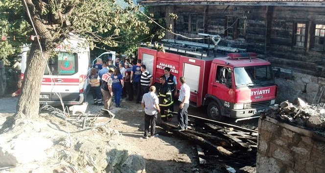 BARTIN’IN ÇANAKÇILAR KÖYÜNDE AHŞAP BİR EVDE MEYDANA GELEN YANGINDA, 2 YAŞINDAKİ BİR KIZ ÇOCUĞU YANARAK FECİ ŞEKİLDE CAN VERDİ. (SERKAN ARAT - YALÇIN ÇELEN/BARTIN-İHA)