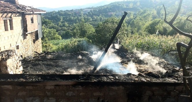 BARTIN’IN ÇANAKÇILAR KÖYÜNDE AHŞAP BİR EVDE MEYDANA GELEN YANGINDA, 2 YAŞINDAKİ BİR KIZ ÇOCUĞU YANARAK FECİ ŞEKİLDE CAN VERDİ. (SERKAN ARAT - YALÇIN ÇELEN/BARTIN-İHA)