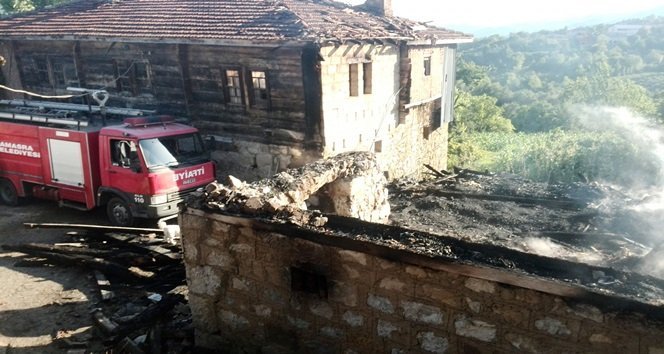BARTIN’IN ÇANAKÇILAR KÖYÜNDE AHŞAP BİR EVDE MEYDANA GELEN YANGINDA, 2 YAŞINDAKİ BİR KIZ ÇOCUĞU YANARAK FECİ ŞEKİLDE CAN VERDİ. (SERKAN ARAT - YALÇIN ÇELEN/BARTIN-İHA)