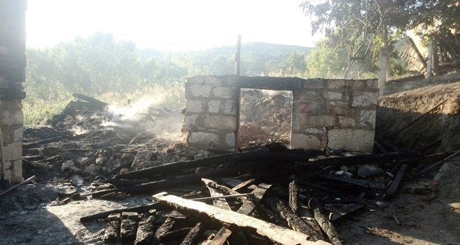 BARTIN’IN ÇANAKÇILAR KÖYÜNDE AHŞAP BİR EVDE MEYDANA GELEN YANGINDA, 2 YAŞINDAKİ BİR KIZ ÇOCUĞU YANARAK FECİ ŞEKİLDE CAN VERDİ. (SERKAN ARAT - YALÇIN ÇELEN/BARTIN-İHA)