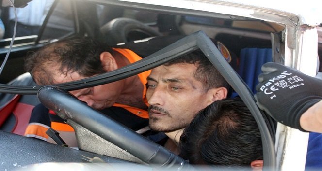 YASİN D., SIKIŞTIĞI OTOMOBİLDEN GÜÇLÜKLE ÇIKARILDI. (MURAT KÜÇÜK - UFUK DURAK/ZONGULDAK-İHA)